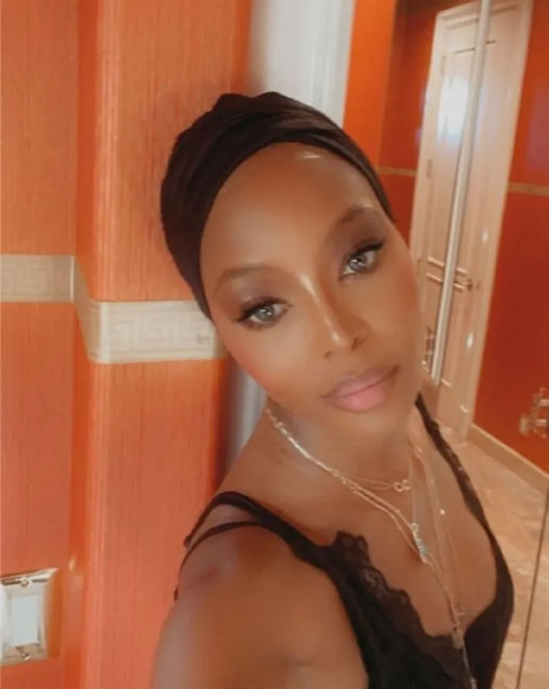 A los 50 años, Naomi Campbell, se animó a posar desnuda para una marca de carteras