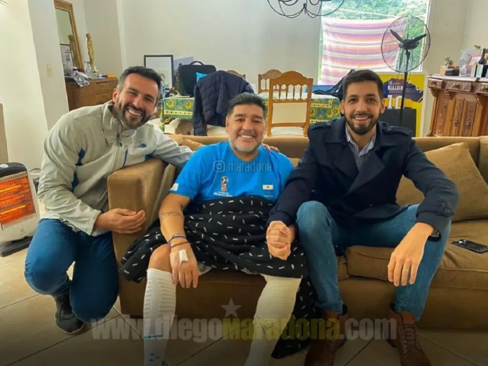 Diego Maradona y sus doctores. Fuente (Instagram)