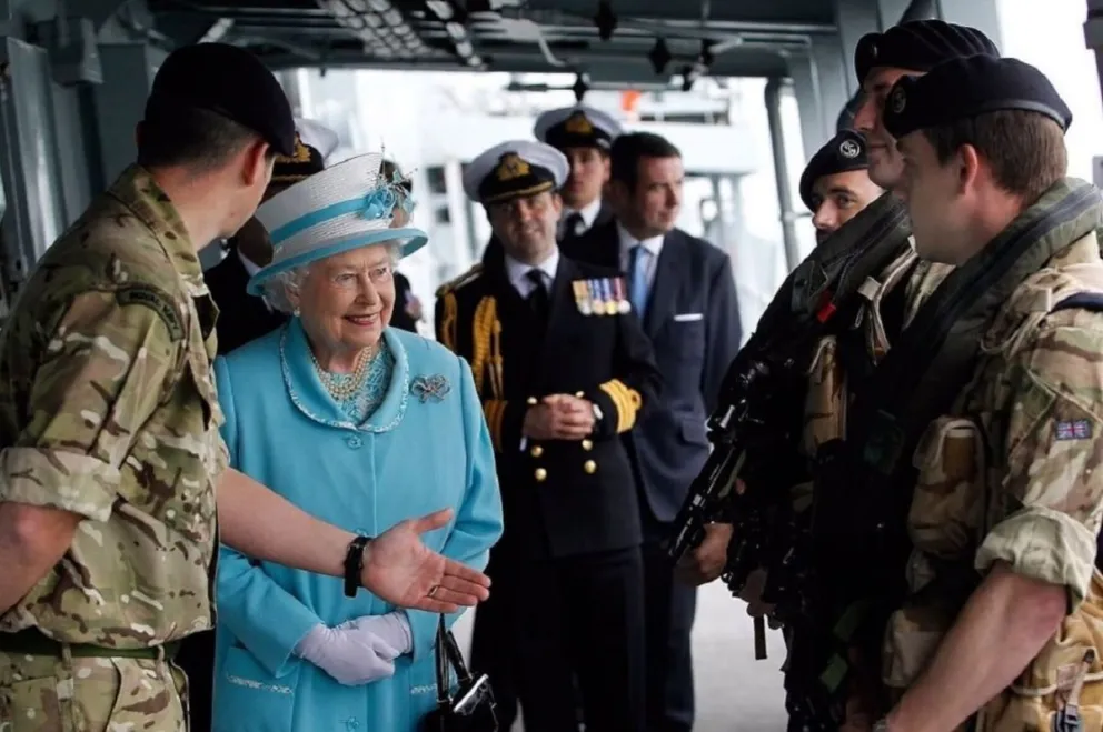 Reina Isabel II junto a las fuerzas armadas. Fuente (Instagram)