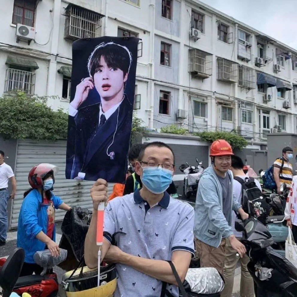 Padre con cartel de BTS. Fuente: twitter