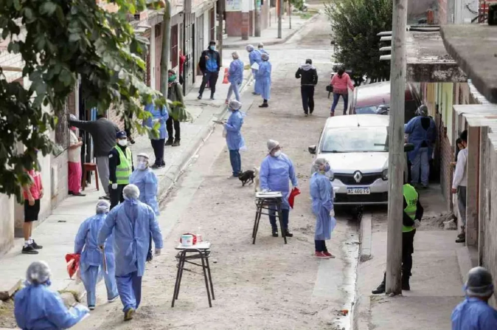 URGENTE | Mediodía de terror: aislan a más de 200 familias por varios contagios en un barrio