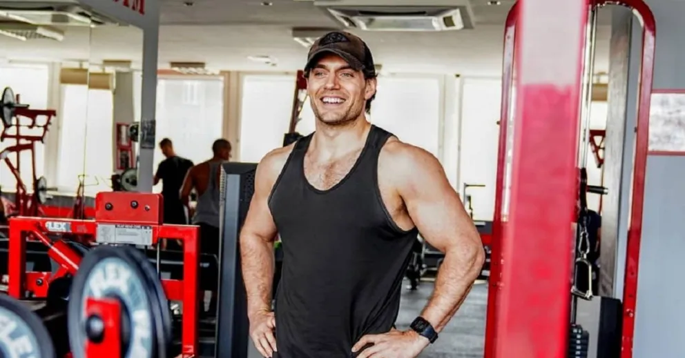 Henry Cavill prendió fuego a las redes mientras armaba su computador