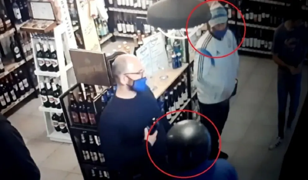 Dos ladrones robaron una licorería a mano armada