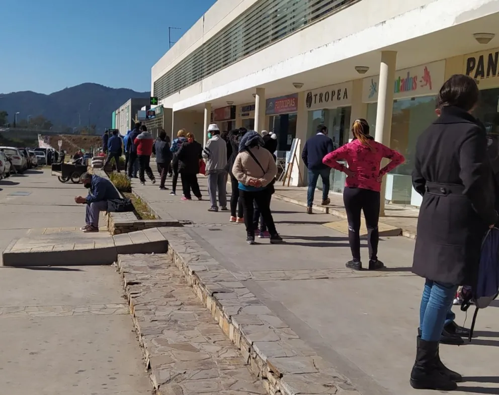 [VIDEO] Otra más del Macro: antes una salteña infectada lo escupía todo, ahora no hay alcohol para clientes
