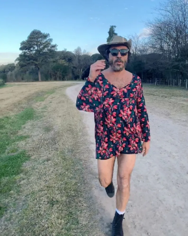 Los desopilantes desfiles de Pablo Granados, hacen furor en las redes