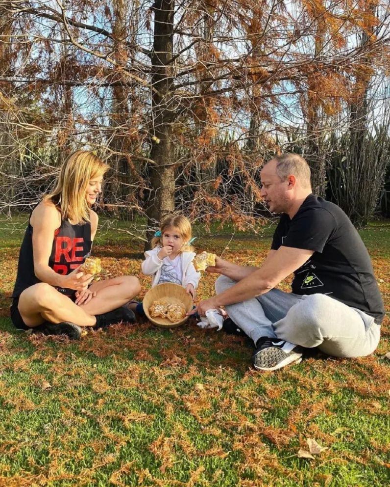 Jesica Cirio, Martín Insaurralde y su hija. Fuente (Instagram)