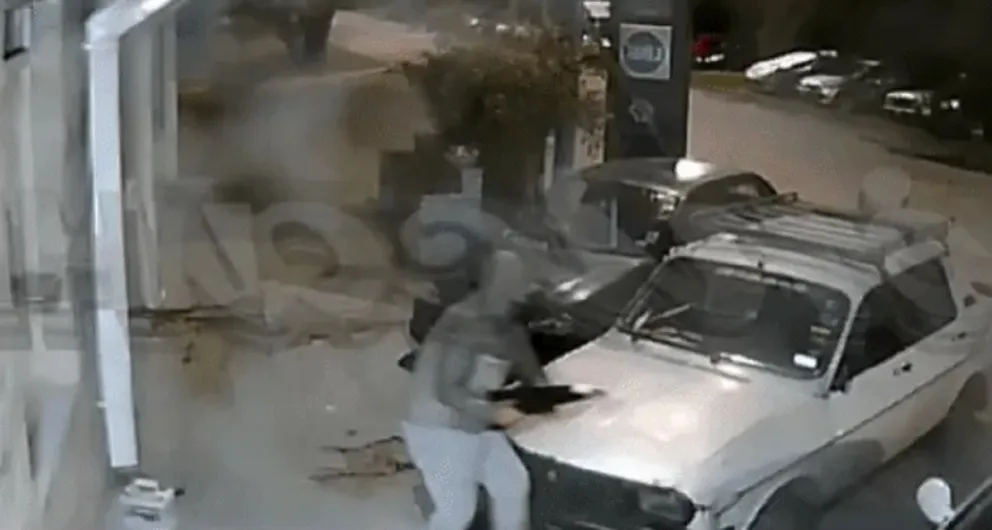 Encapuchados roban cajero