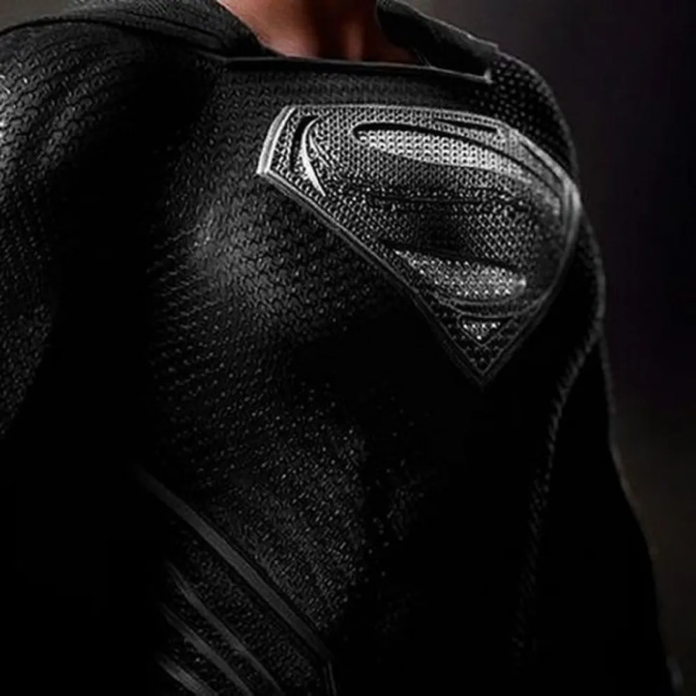 El adelanto de Snyder con Superman usando traje negro hizo estallar a los fanáticos