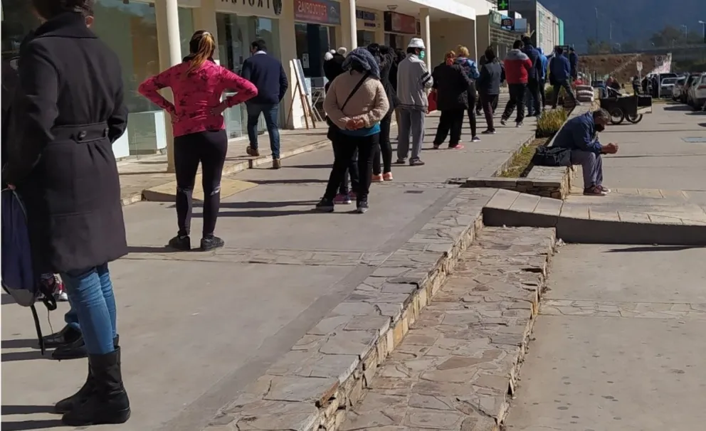 Crece el miedo y la tensión en Salta: anticipan un posible "corralito" en el Banco Macro