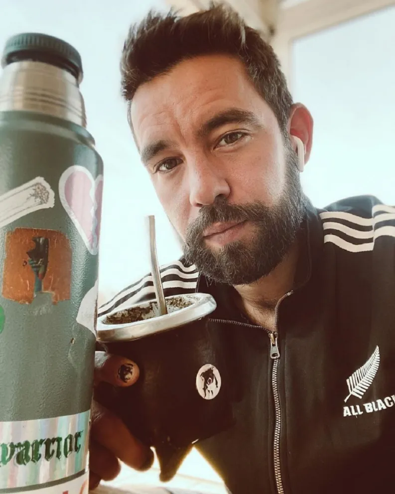 Al estilo Mariano Martínez, Agustín Sierra, posó desnudo palpitando el debut en el Cantando 2020
