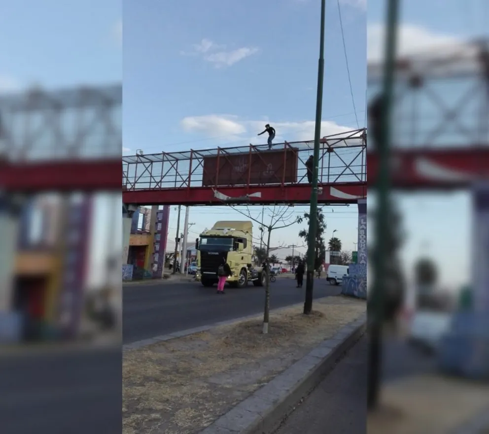 Pánico y tensión: una mujer amenazó con quitarse la vida en la pasarela de Avenida Paraguay. FOTOS