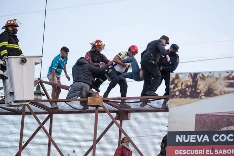 Dramático momento: así rescataron a la mujer que intentó suicidarse en la pasarela de Av. Paraguay. FOTOS