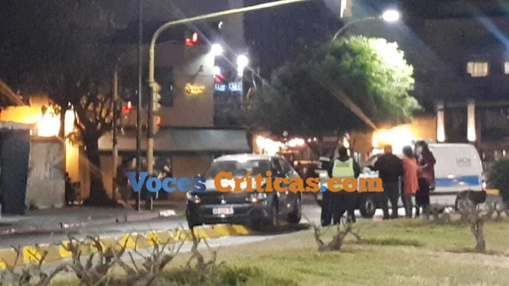 HACE INSTANTES | Un auto “se tragó” la ciclovía en Paseo Güemes y Vicente López. FOTOS