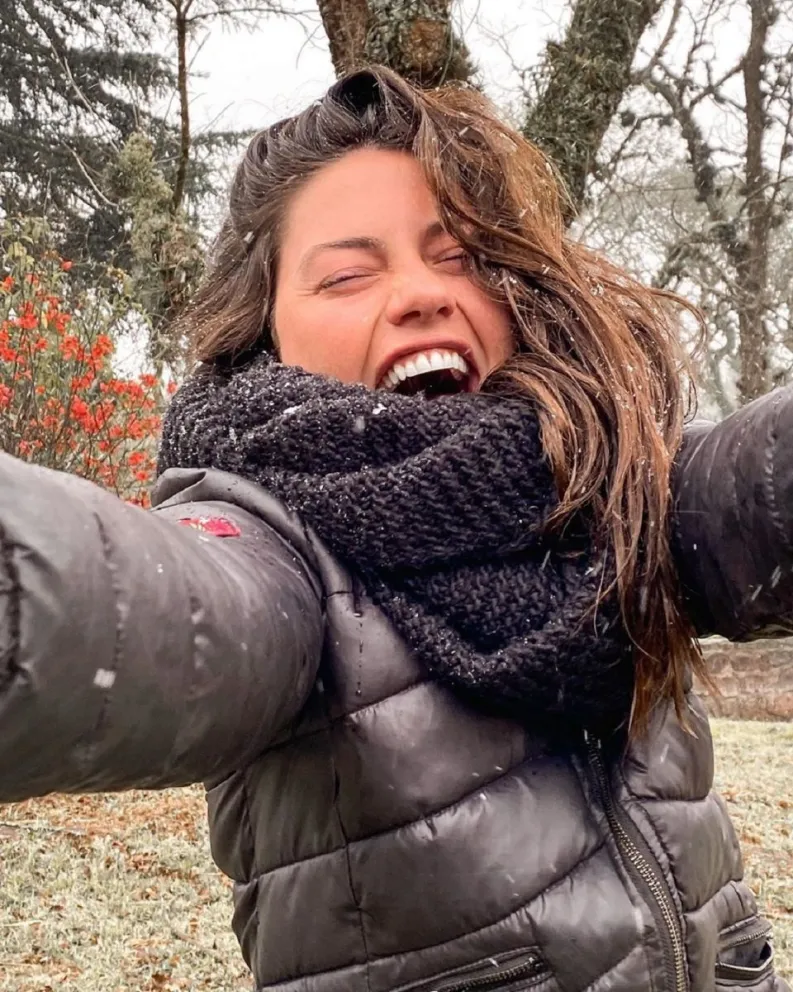 Sofía Jujuy enamora a sus seguidores posando con una sugerente maya roja