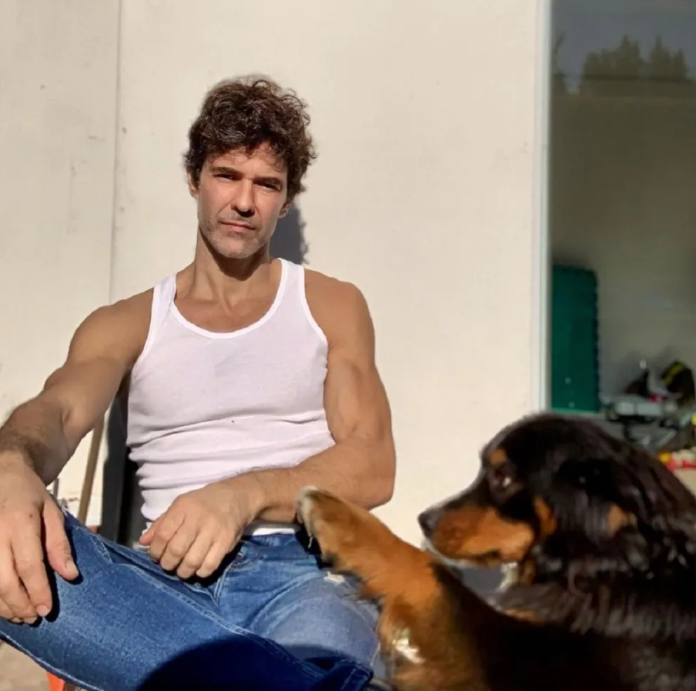 Mariano Martínez redobla la apuesta con una explosiva foto desde la cama