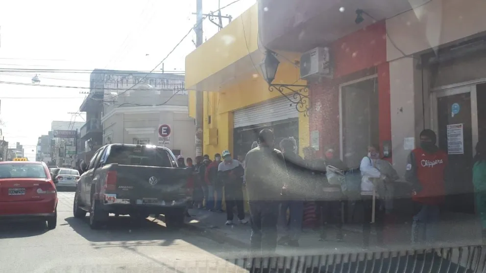 [HAY FOTOS y VIDEO] El Banco Nación se lava las manos mientras amontona a salteños que cobran el IFE