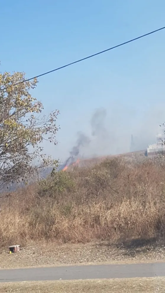 URGENTE | Feroz incendio sobre avenida Juan Domingo Perón se acerca a varias casas y temen lo peor