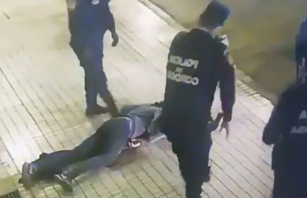 Terrible video: un policía fuera de sí, reventó a las piñas a un joven en pleno centro y a la vista de todos