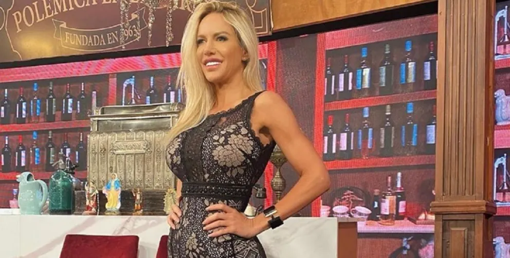 Luciana Salazar "en llamas" posó frente al espejo con una diminuta prenda