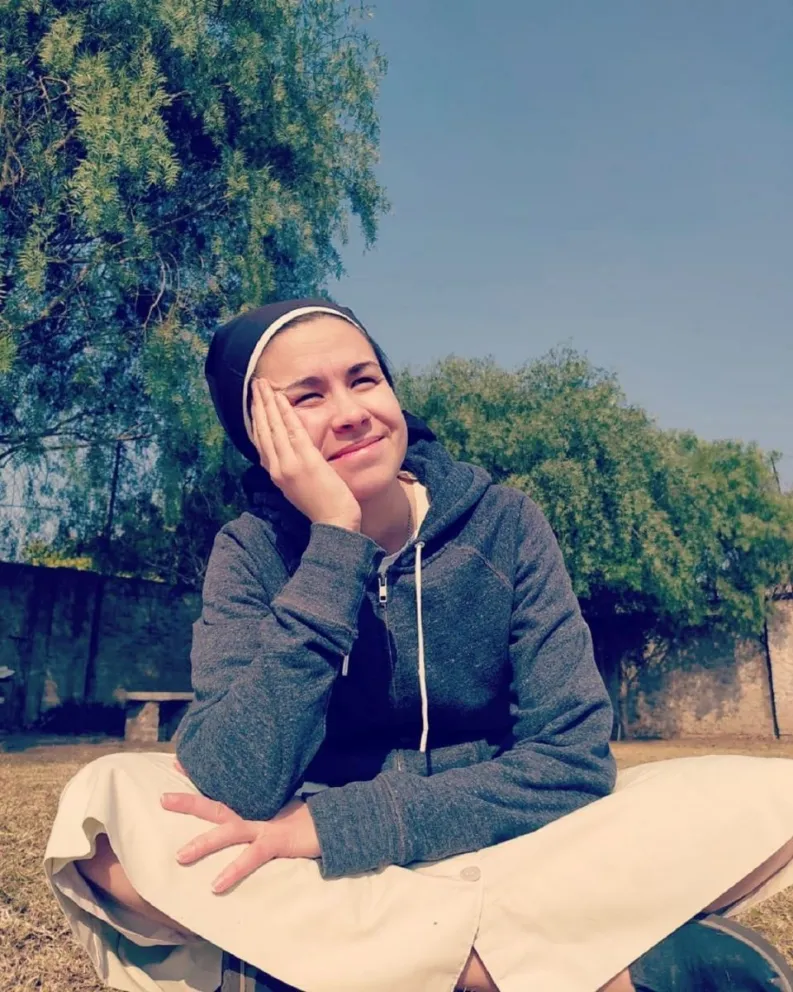 La monja titokera hace furor con sus videos y contó que una vez estuvo enamorada de un joven