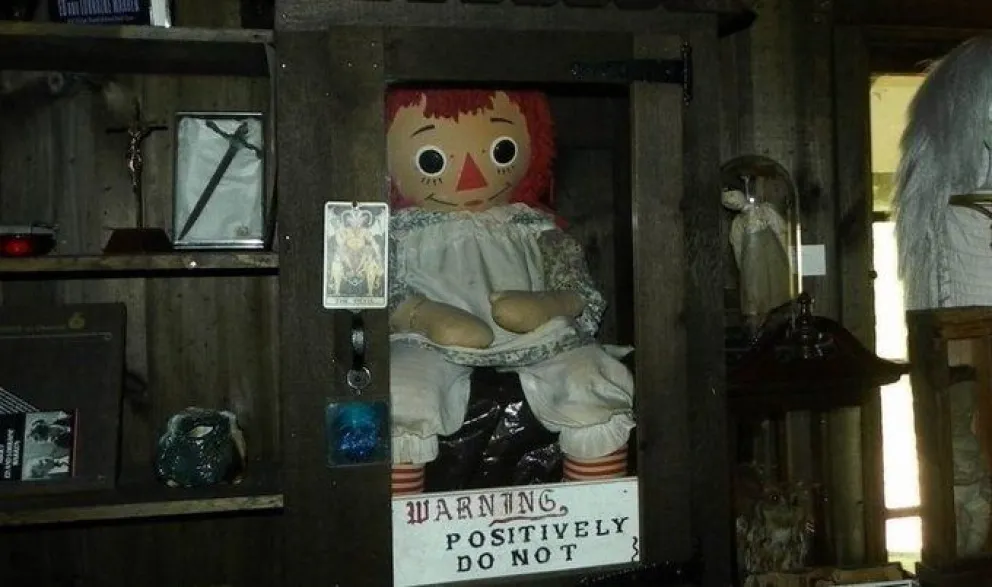 Annabelle, la aterradora muñeca de los Warren se escapó de la vitrina en la que se encontraba