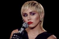 Miley Cyrus y una actuación espectacular en el pre show del Super Bowl