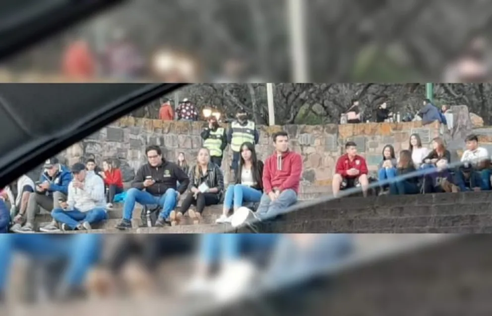 Jóvenes toman mates