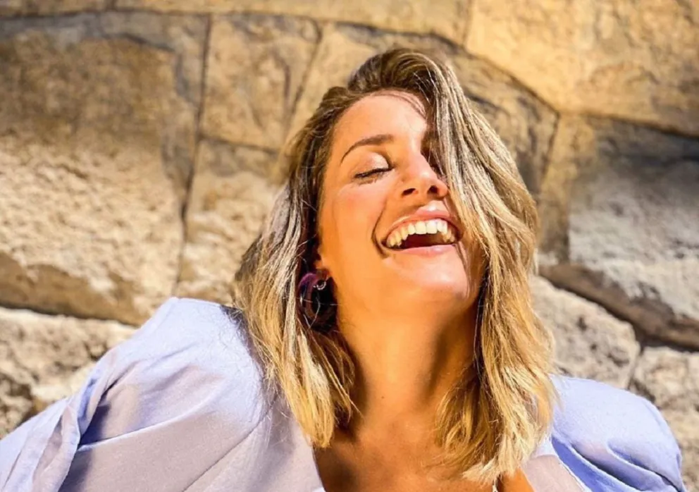 Mica Viciconte posó con un ajustado bikini rojo para el infarto que alborotó a todos