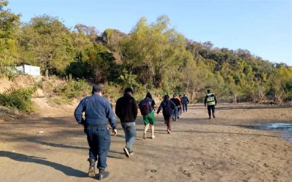TERRIBLE VIDEO | Ligaron varios: bolivianos contrabandistas se enfrentaron a la policía en la frontera con Salta