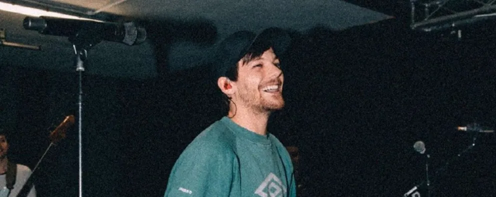Louis Tomlinson apareció en una historia de Instagram de su novia y los fans enloquecen con 'los tatuajes'