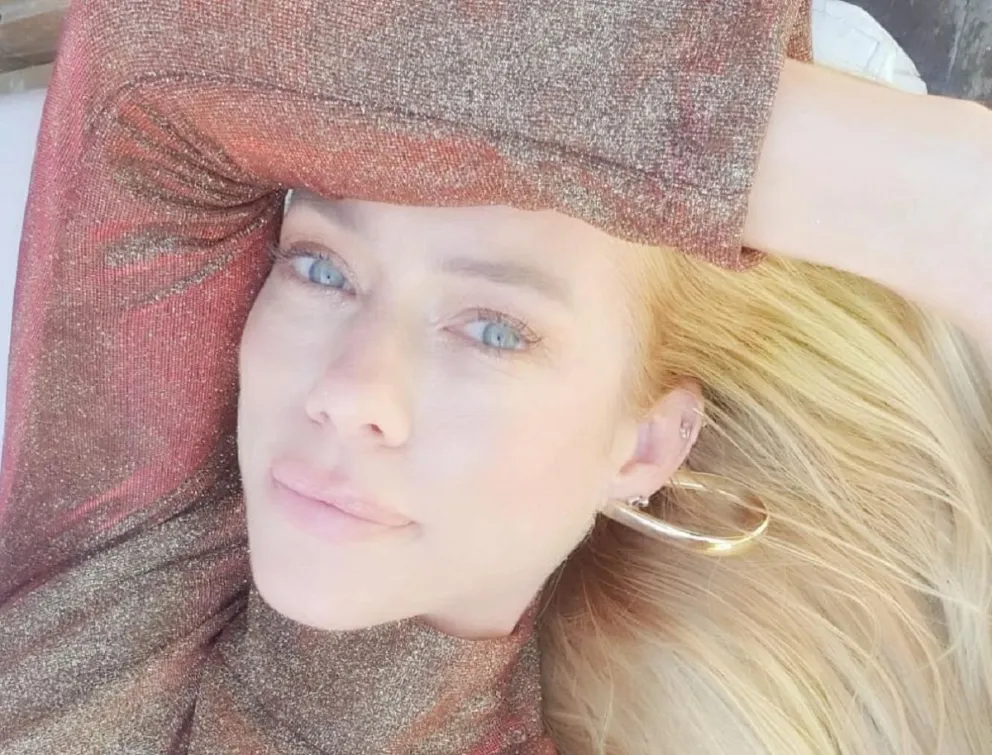 Nicole Neumann deslumbró con un brillante look de viernes