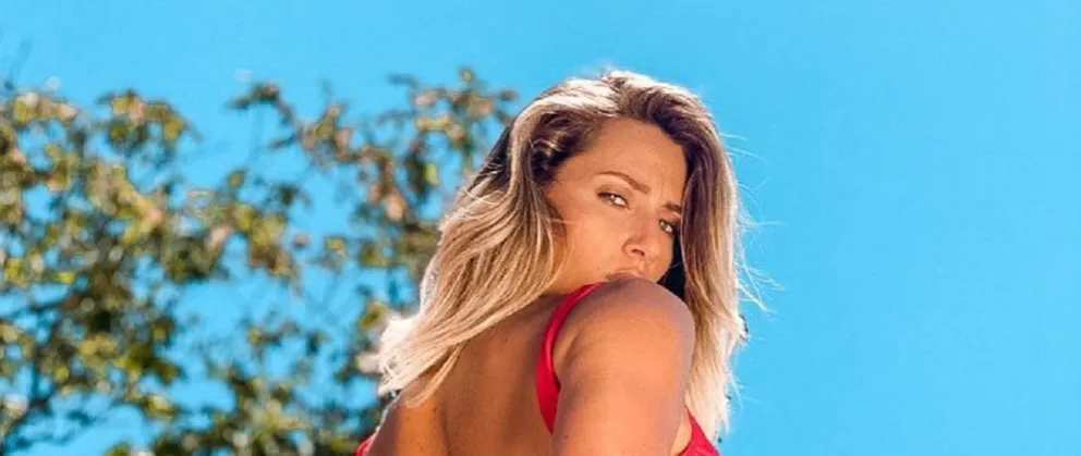 Con labios rojos y ojos delineados, Mica Viciconte le da la bievenida al viernes