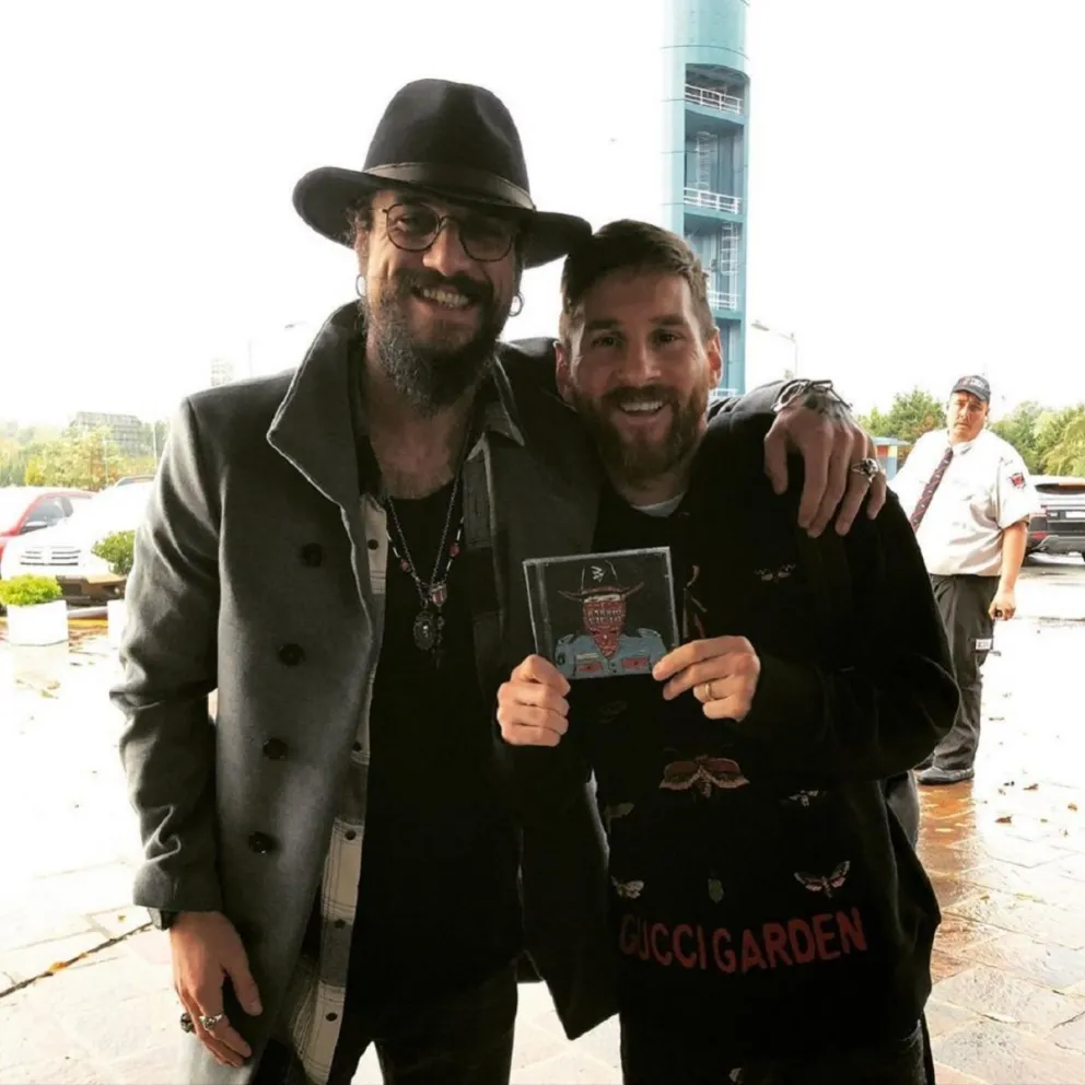 Lejos del fútbol, Daniel Osvaldo, apuntala su carrera como músico con Barrio Viejo