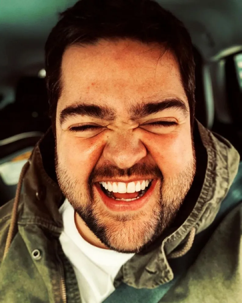 A días del estreno de 100 Argentinos dicen, Darío Barassi, enseña a posar en Tik Tok