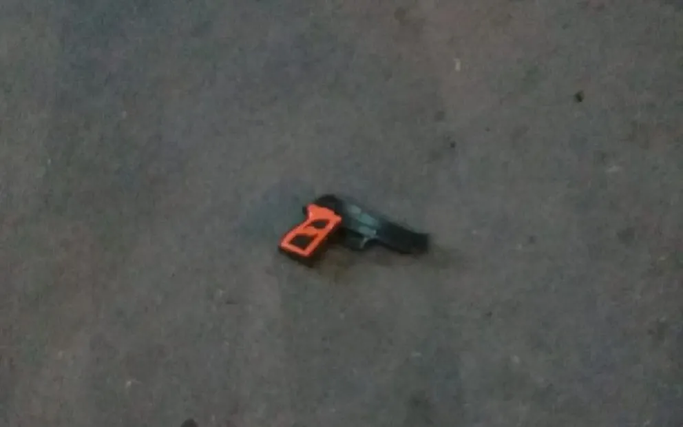 Chorro, pero de leche: quiso robar una estación de servicio con un arma de juguete y acabó adentro