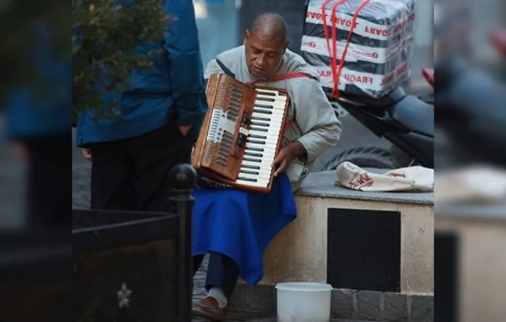 ¡Emocionante! El músico no vidente lo había perdido todo y un hermoso gesto le cambio la vida