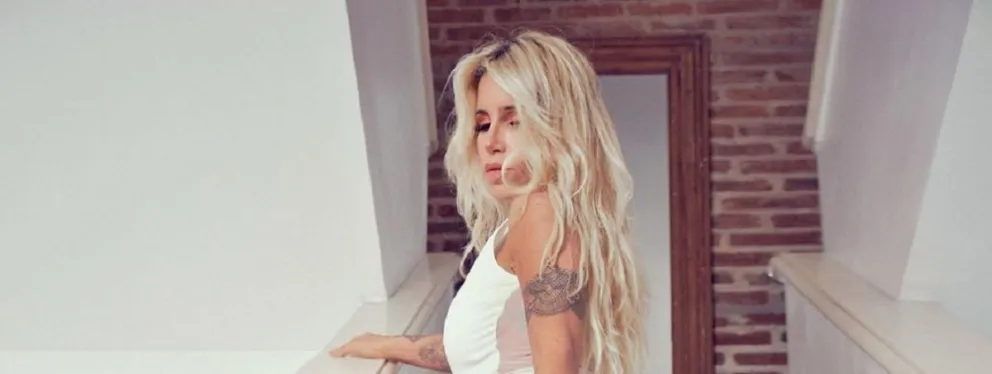 Flor Peña compartió una ardiente foto con un body rojo para el infarto