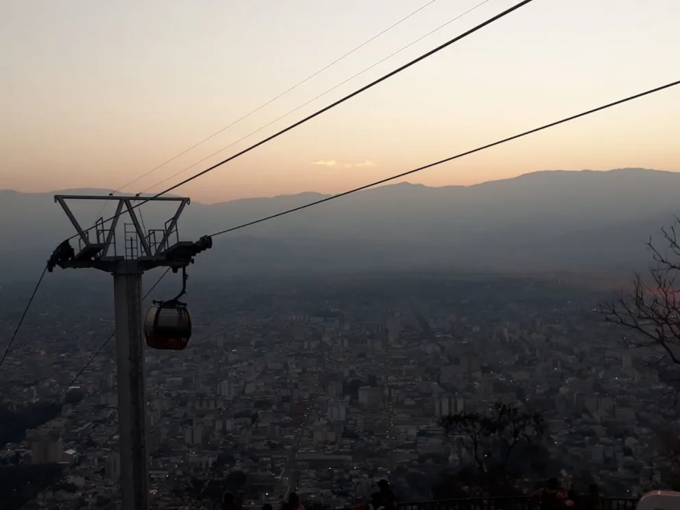 Celebración en el Cerro San Bernardo: en honor al Día Nacional del Himno de Argentina