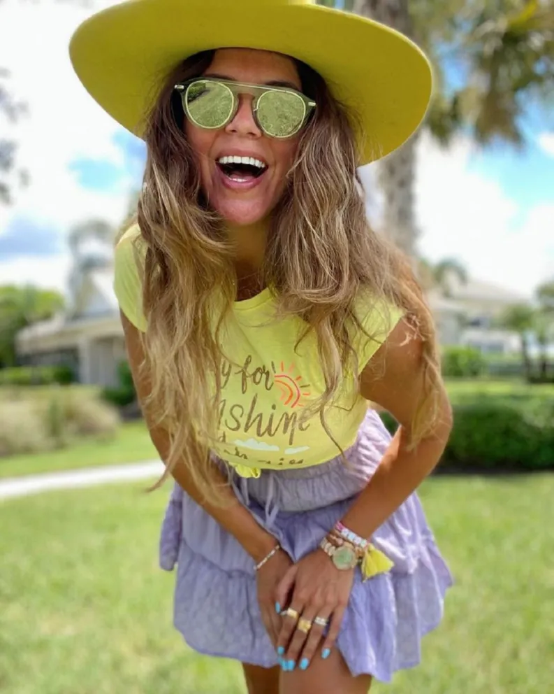 Loly Antoniale, en llamas, posa desde las playas de Miami