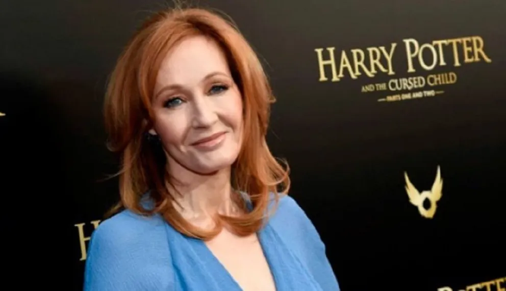 J.K. Rowling devolverá un premio tras acusaciones de transfobia 