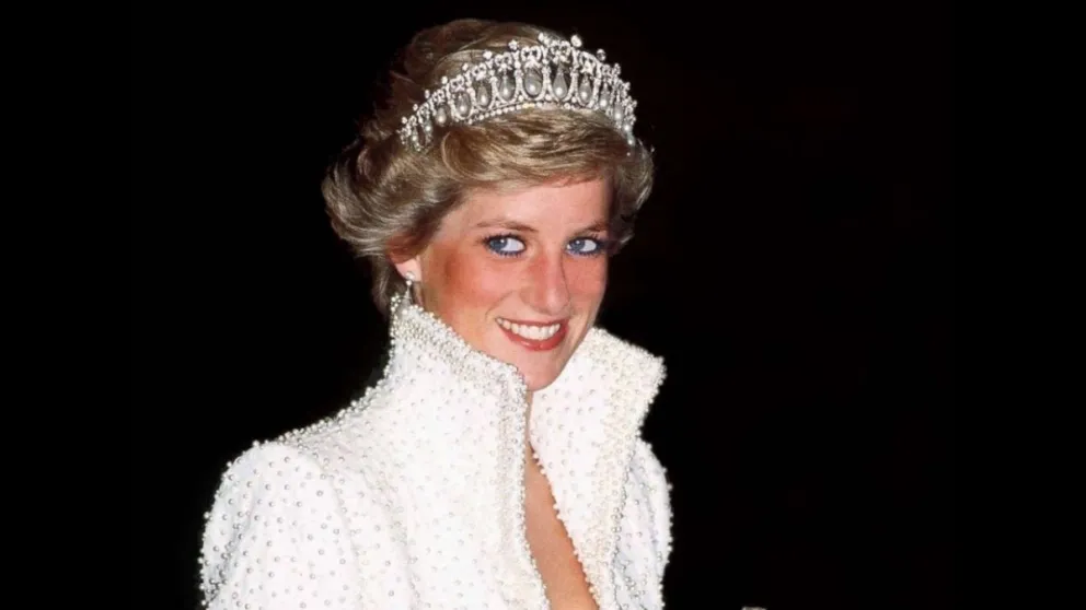 Así es el saco que usó la princesa Lady Di en 1990 y es un ícono de la moda en pleno 2023