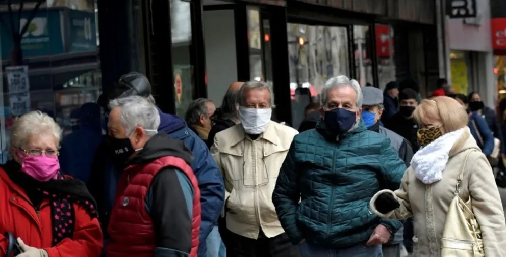 Jubilados salteños desatan su furia contra el Macro: denuncian maltratos y desmayos frente al banco