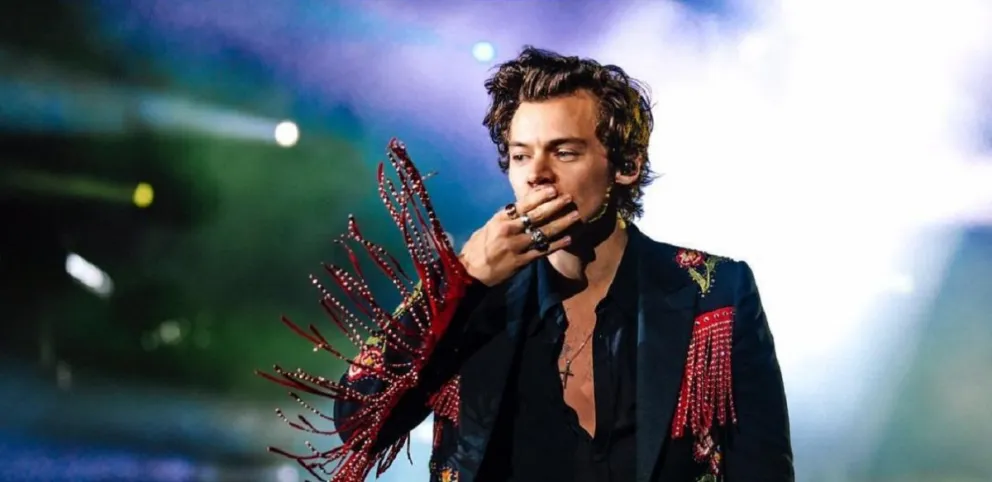 El pelito: Harry Styles se vuelve tendencia luego de aparecer con el cabello largo en una foto con fans
