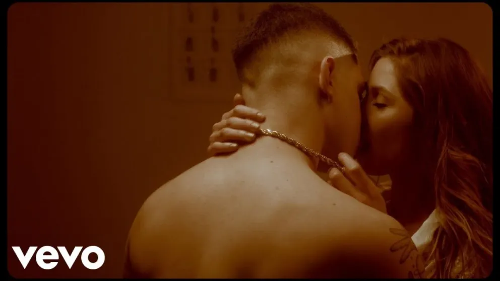 ¡Le comió la boca! Romina Malaspina y Ecko causan furor en el videoclip del cantante