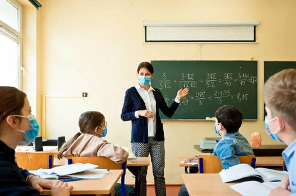 Coronavirus en el mundo: regreso a clases convulsionado en Francia, cierran escuelas al detectar COVID-19