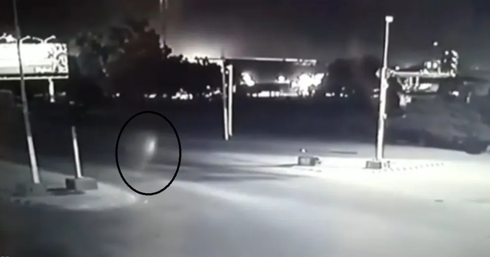¡Aterrador! Imágenes de un fantasma tomadas por una cámara de seguridad