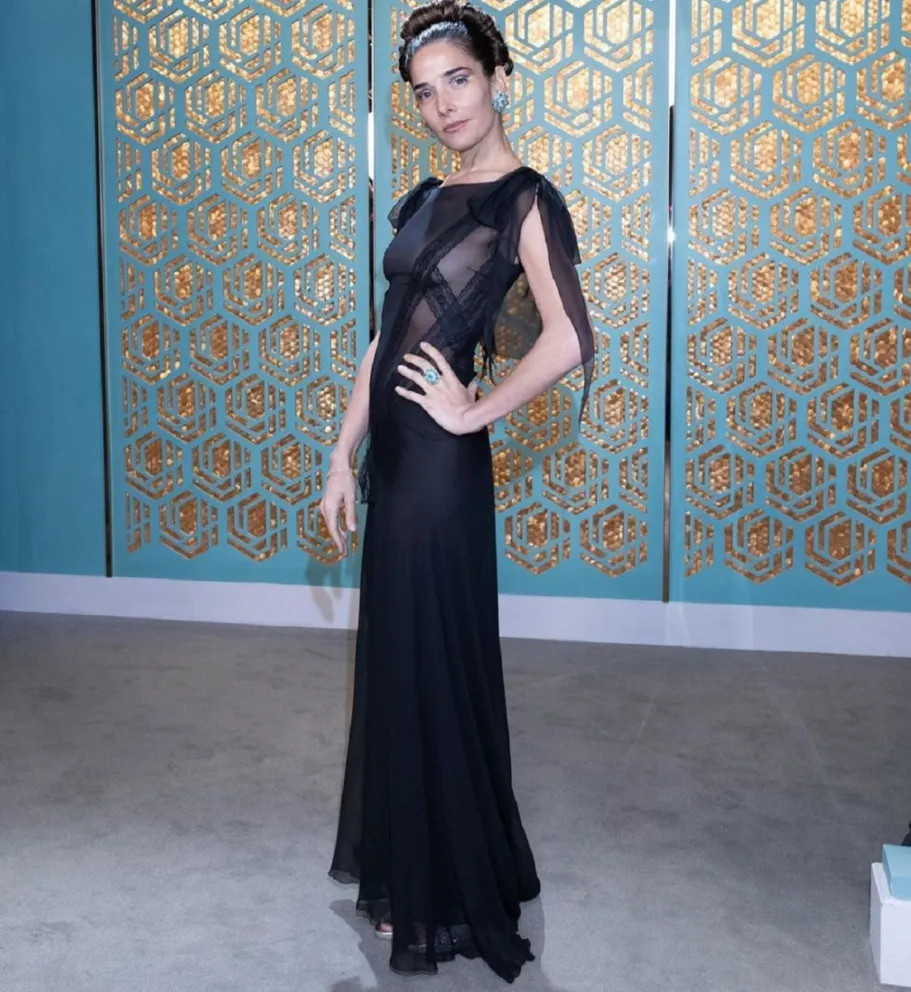 Juana Viale encandiló con un vestido lleno de transparencias en La Noche de Mirtha