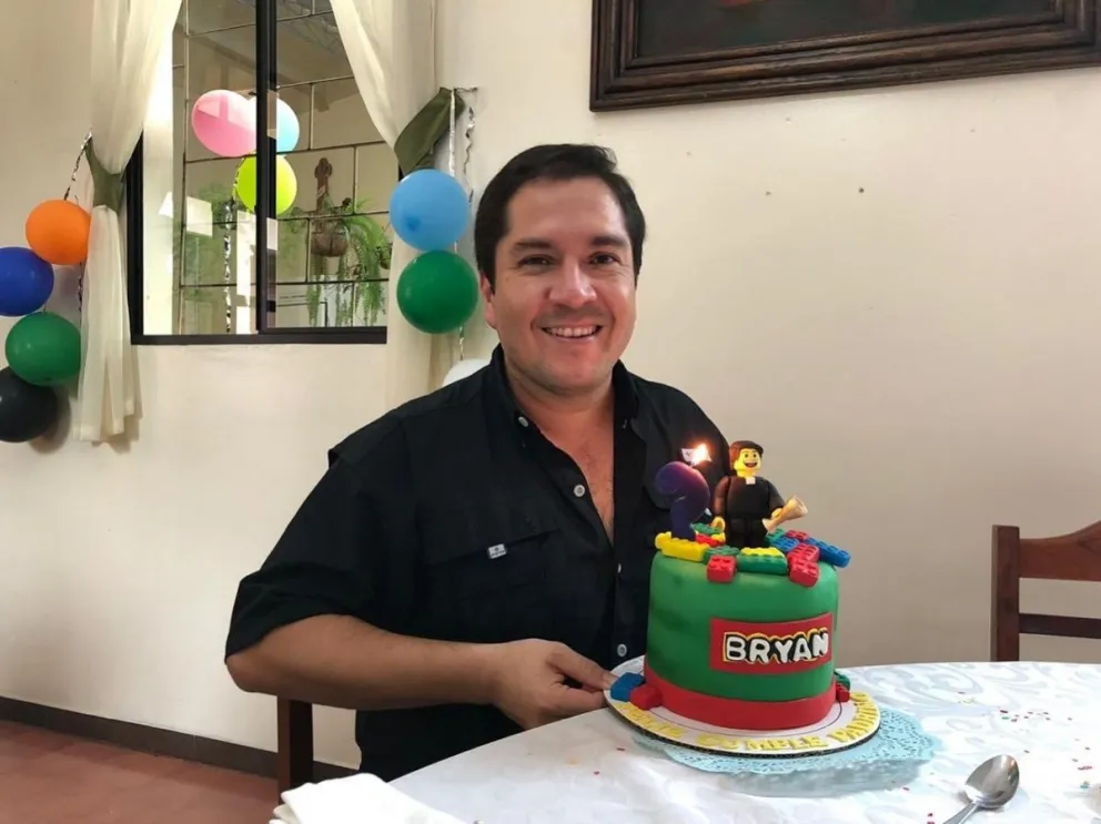 Sacerdote rapea en Tik Tok y se vuelve sensación
