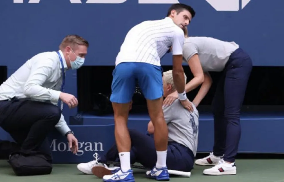 Último momento: Novak Djokovic es descalificado del US Open por golpear a una jueza de línea