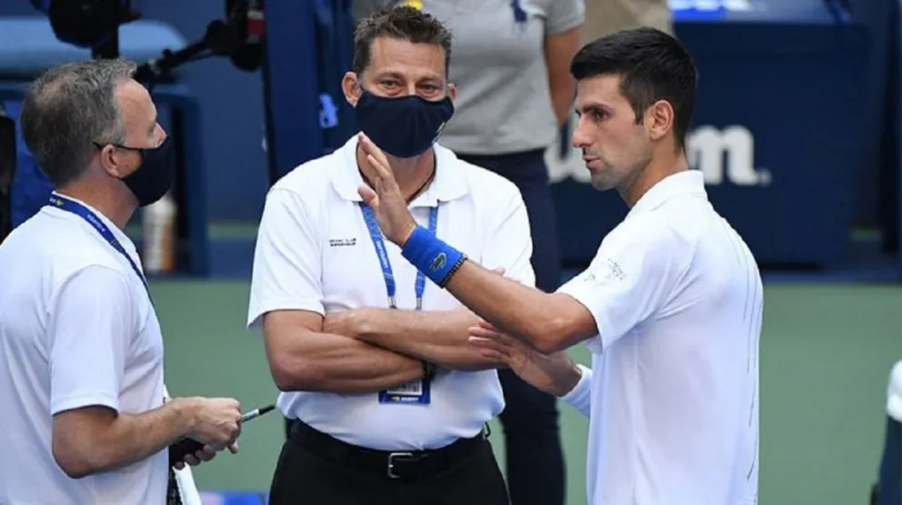 Los memes se ensañan con Novak Dkovic después de golpear a una juez de línea y ser descalificado